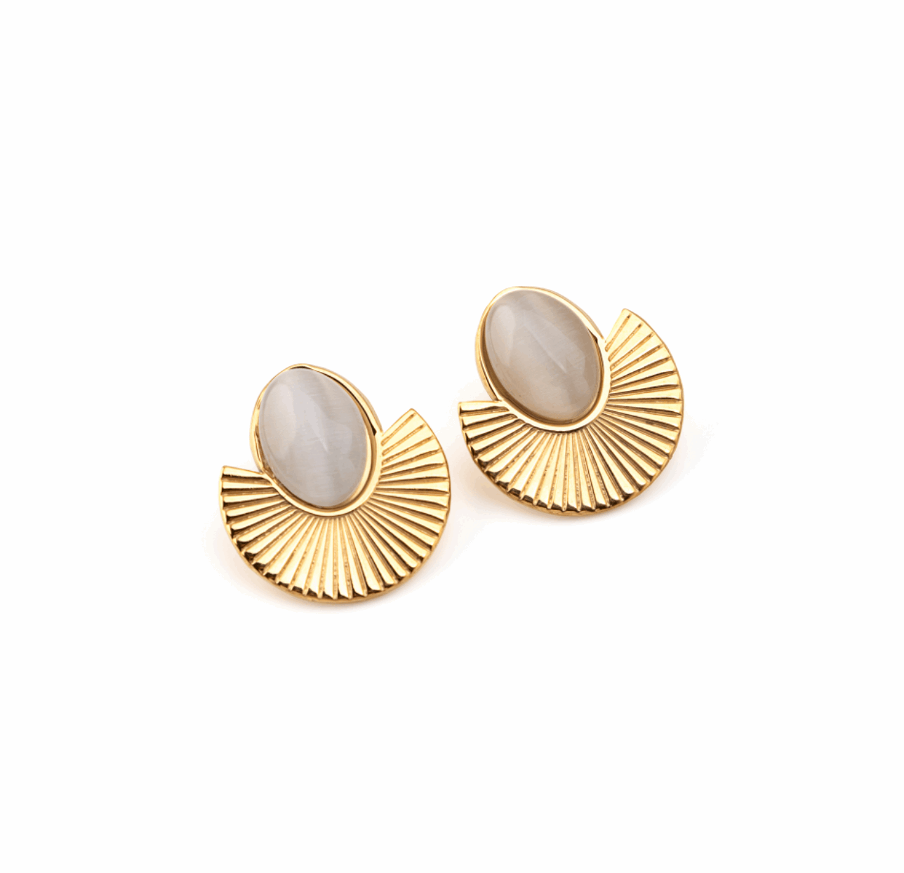 Brincos dourados com pedra oval e leque texturizado – modelo Amália da Kaya and Olivia