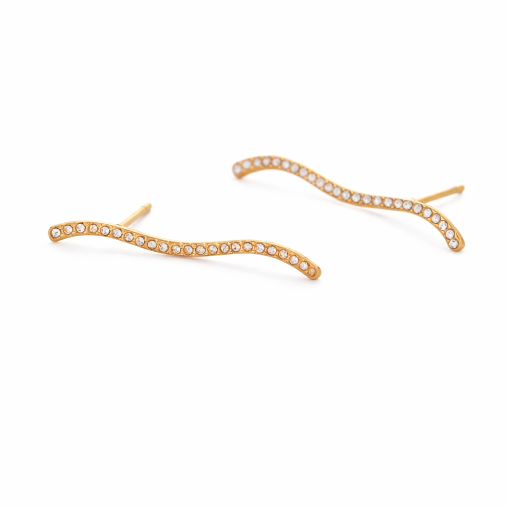 Brincos dourados ondulados com zircónias em aço inoxidável modelo Sway da Kaya and Olivia