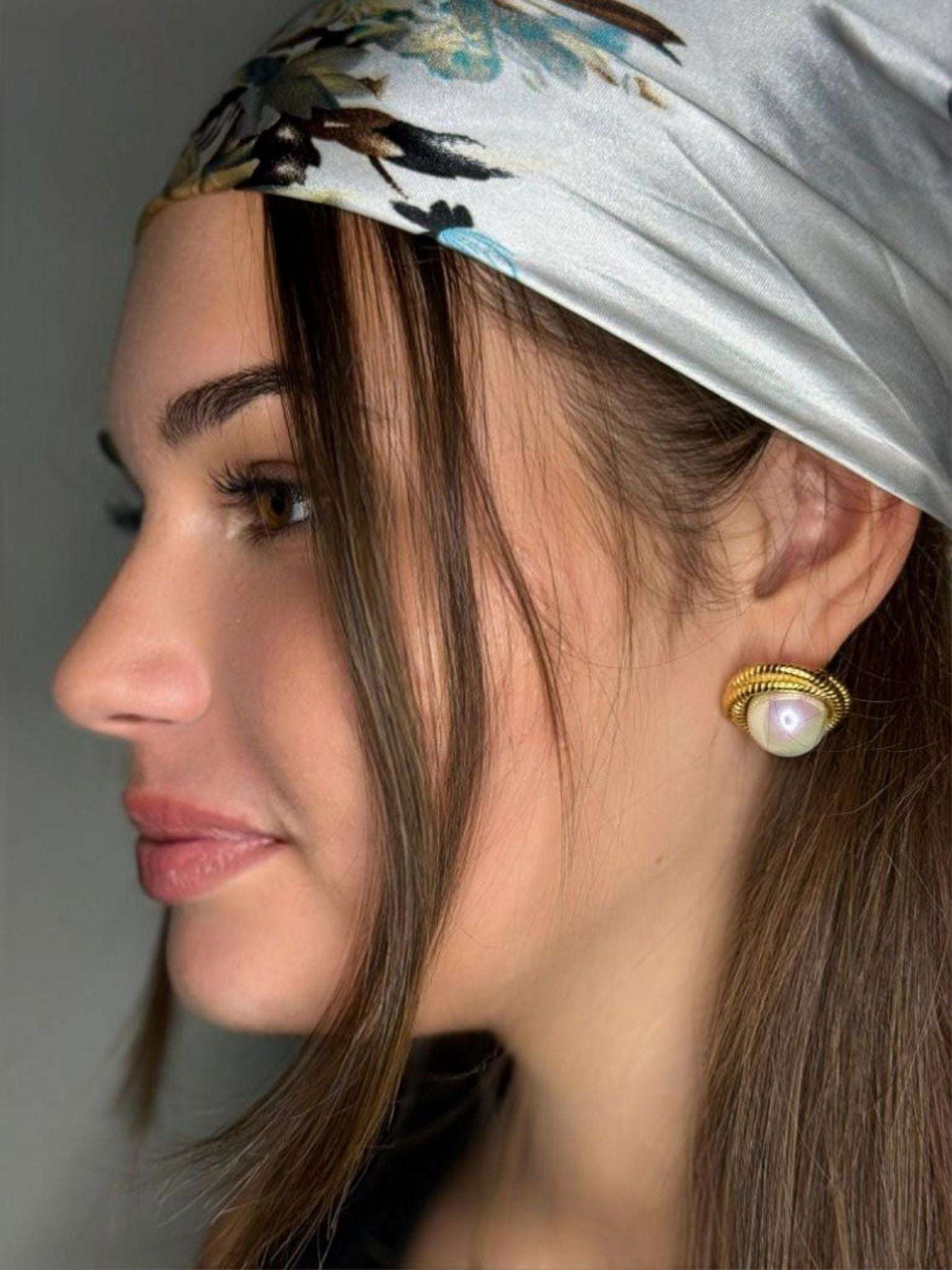 Brincos dourados com pérola central em moldura texturizada – modelo Marena da Kaya and Olivia