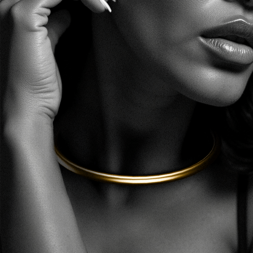 Modelo feminina a usar o Choker Orla dourado – colar em aço inox com design escultural