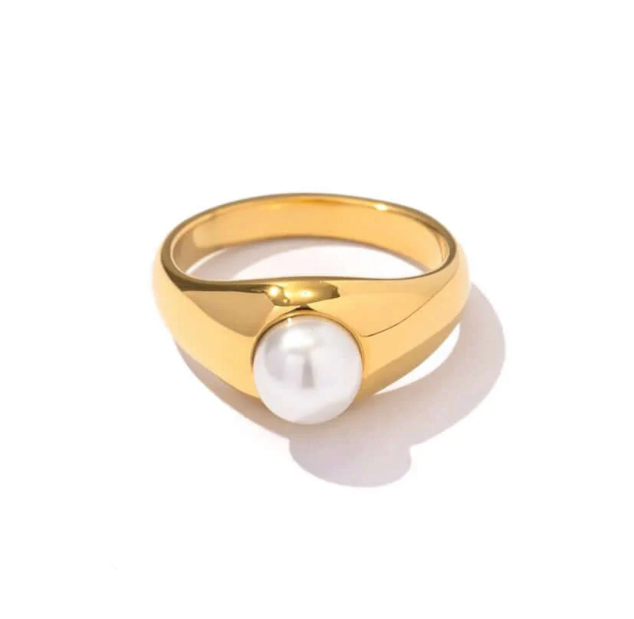 Anel dourado com pérola branca ao centro – Kaya and Olivia