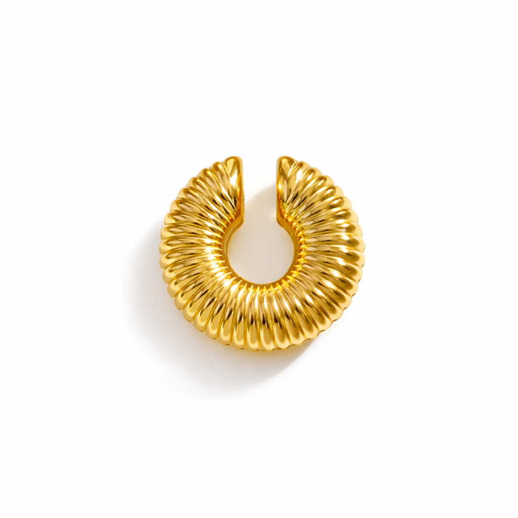 Earcuff dourado canelado chunky Octavia em aço inoxidável polido.