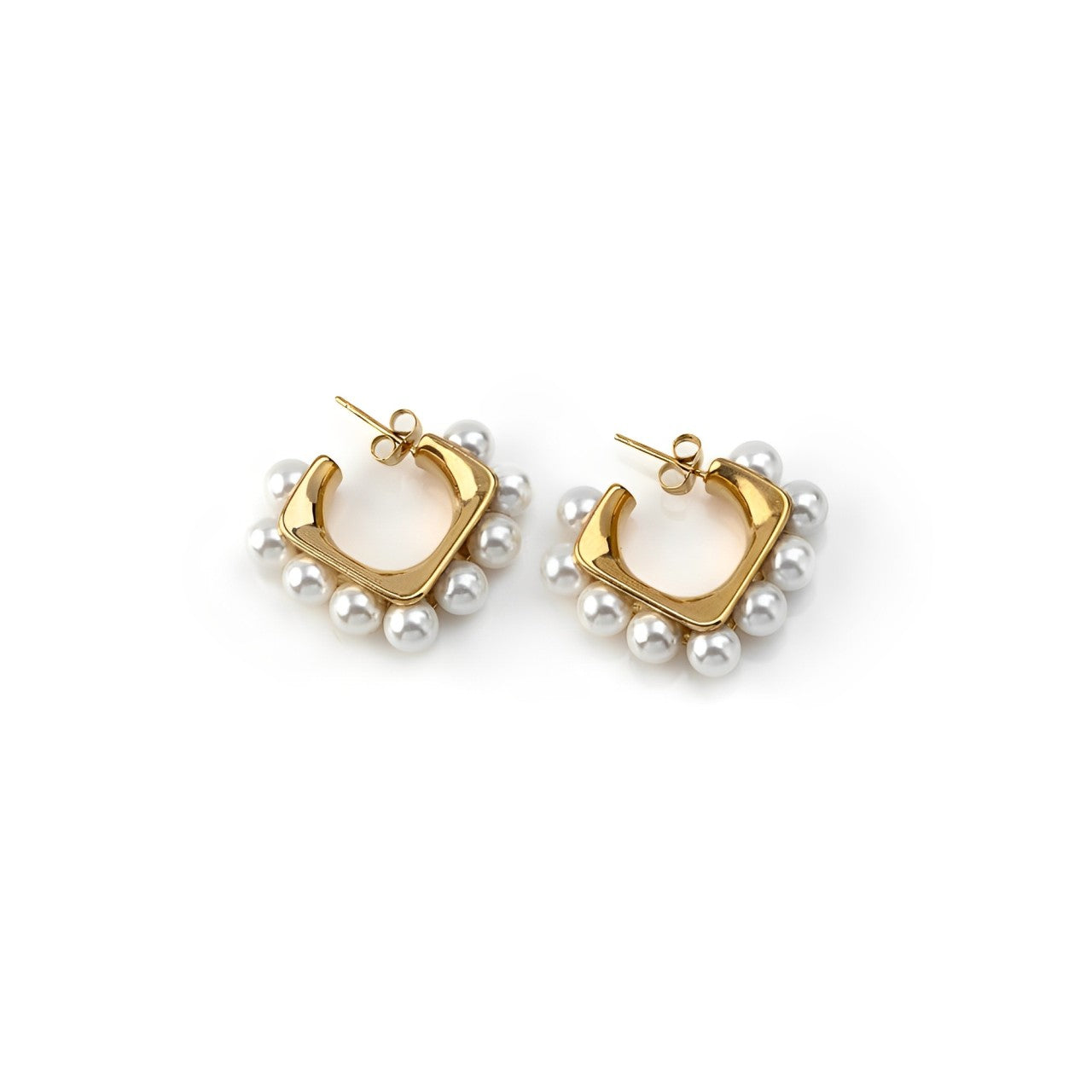 Modelo a usar os brincos Zoe em aço inoxidável dourado com design curvado e pérolas simuladas, destacando a elegância e o minimalismo moderno.