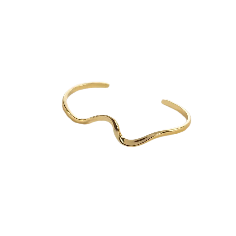 Pulseira Wave dourada com design ondulado minimalista, fabricada em aço inoxidável, ideal para camadas e uso versátil.