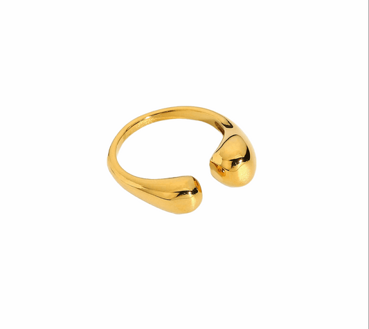 Anel Riviera dourado ajustável em aço inoxidável com design elegante e minimalista.
