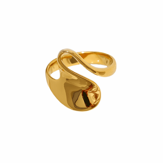 Anel Effortless dourado em aço inoxidável com design elegante e linhas orgânicas.