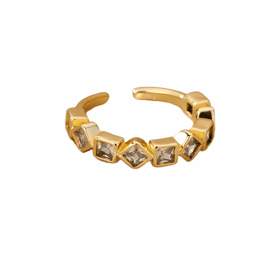 Anel Kaya dourado com nove pedras brilhantes disponíveis em rosa ou transparente, design em mosaico moderno.