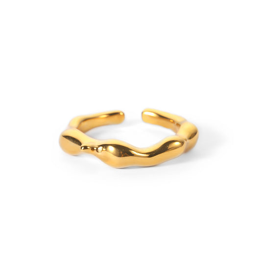 Anel Melted dourado em aço inoxidável com design fluido e espessura de 4mm, ajustável e hipoalergénico