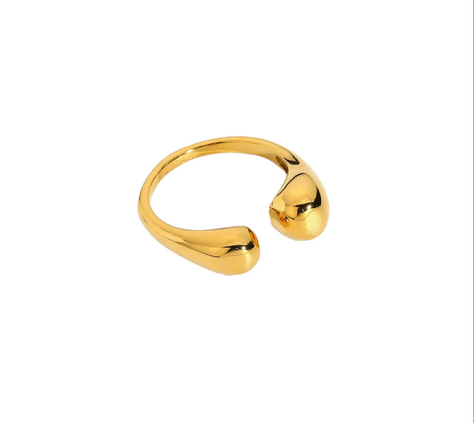 Anel Riviera dourado ajustável em aço inoxidável com design elegante e minimalista.
