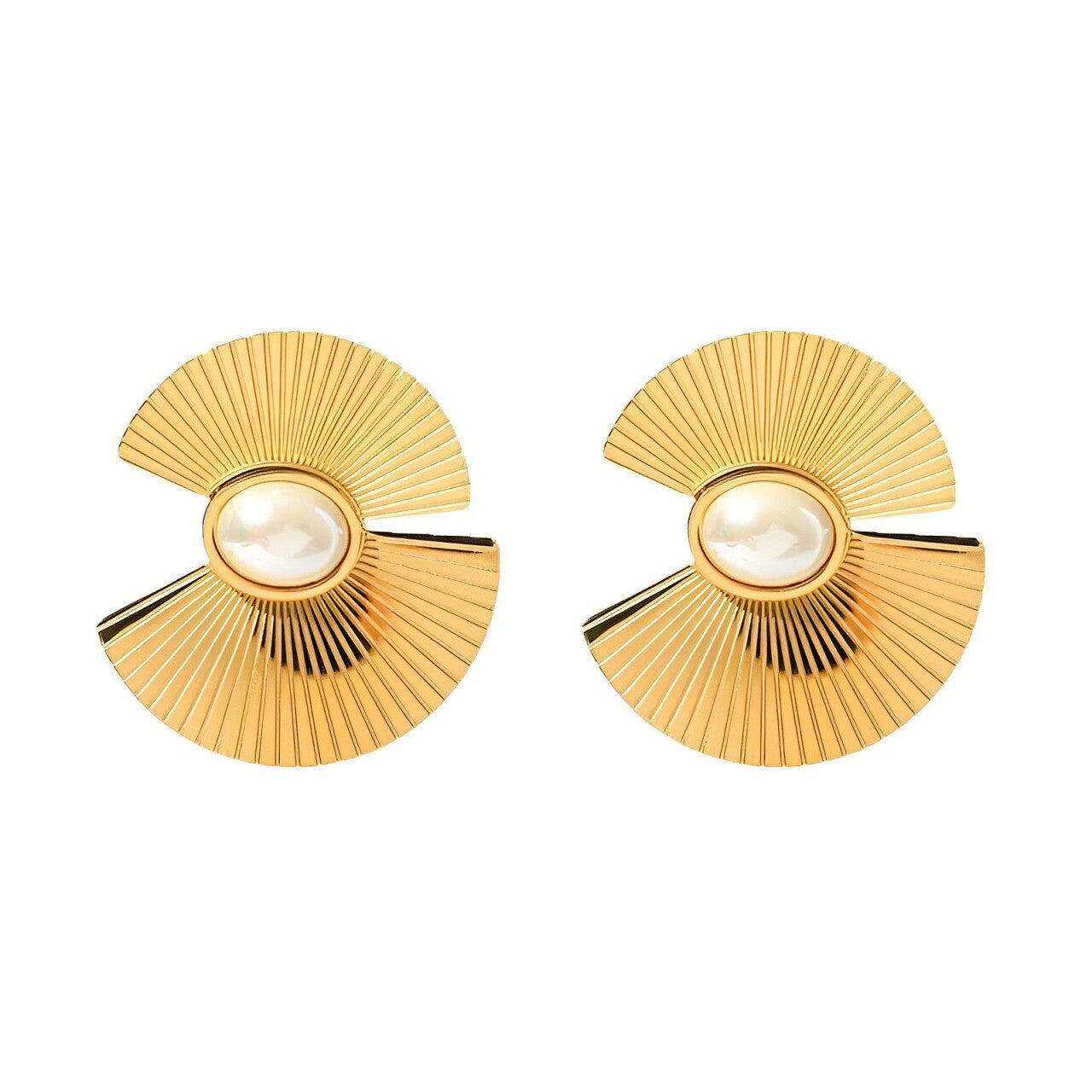 Brinco Caetana com design texturizado dourado e pérola central