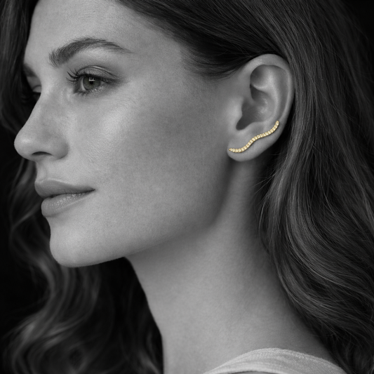 Modelo a usar o brinco Sway com zirconias