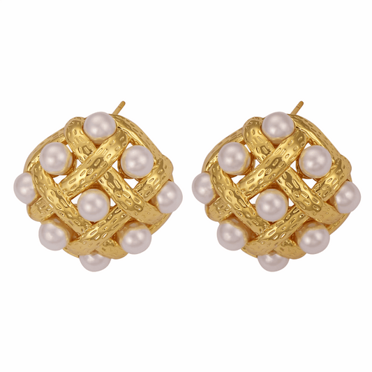 Brincos Ivy em aço inoxidável dourado com design entrelaçado e pérolas simuladas.
