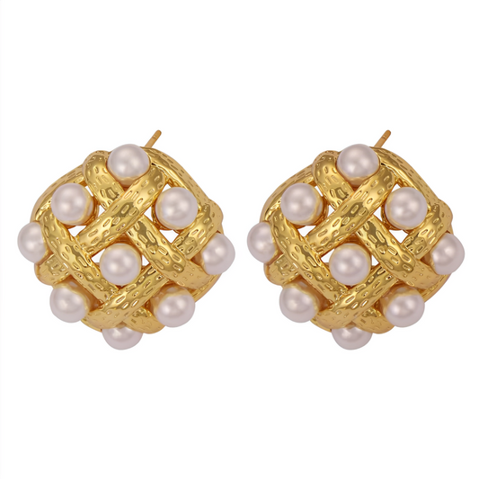 Brincos Ivy em aço inoxidável dourado com design entrelaçado e pérolas simuladas.
