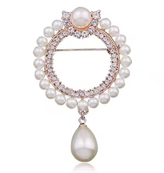 Broche prateado com pérolas e cristais, formato redondo com gota pendente – Kaya and Olivia

