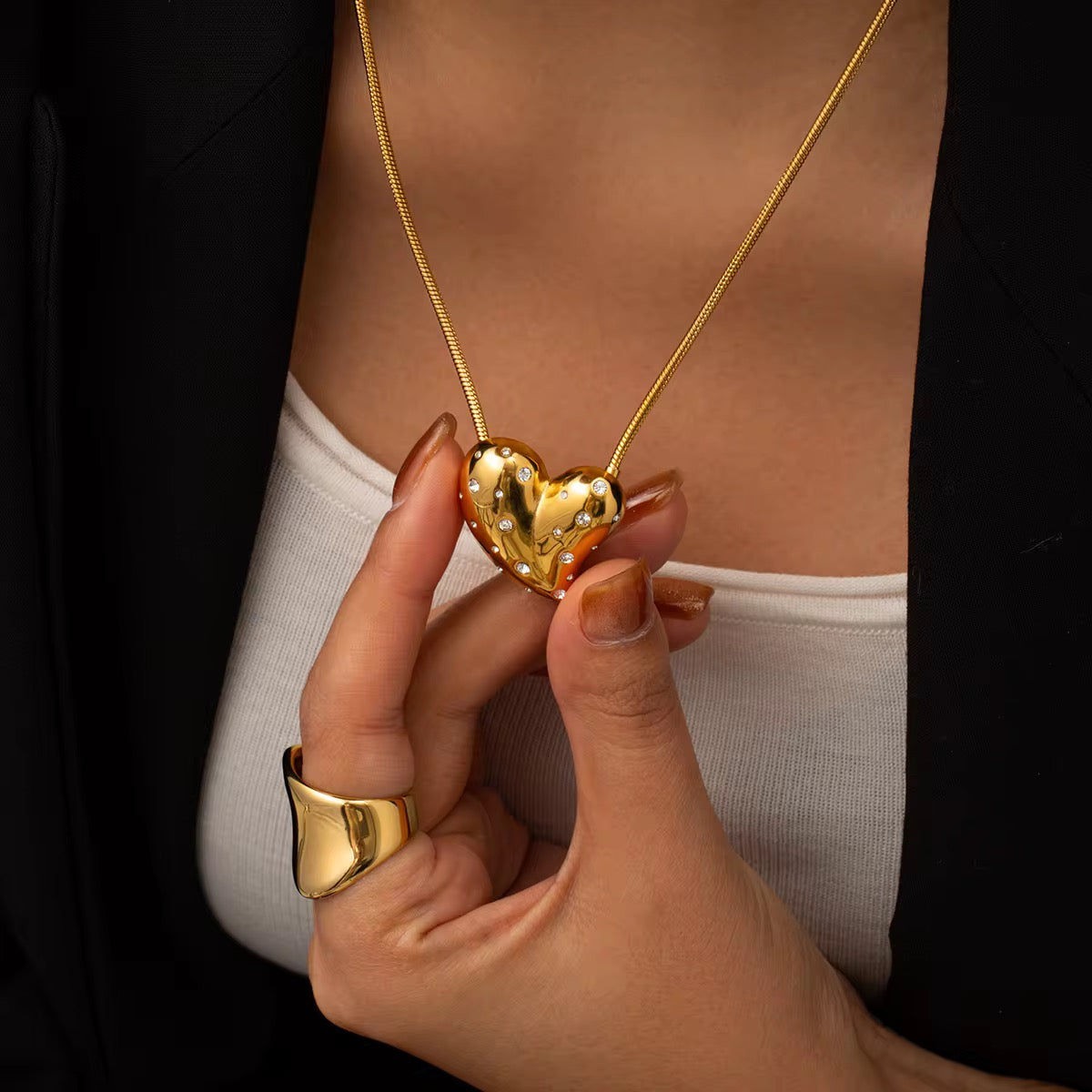 Modelo feminina com colar Luster Heart prateado – joia delicada e contemporânea
