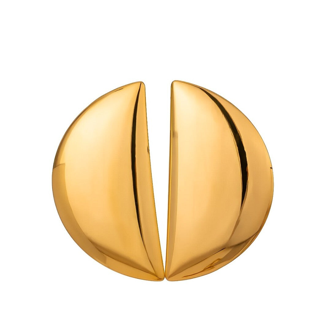 Brincos Cora em aço inoxidável com revestimento em ouro 18K, com design grande em forma de meia-lua, medindo 5,5 x 2,9 cm