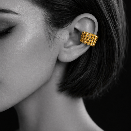 modelo a usar o earcuff Myra em aço inoxidável banho de ouro