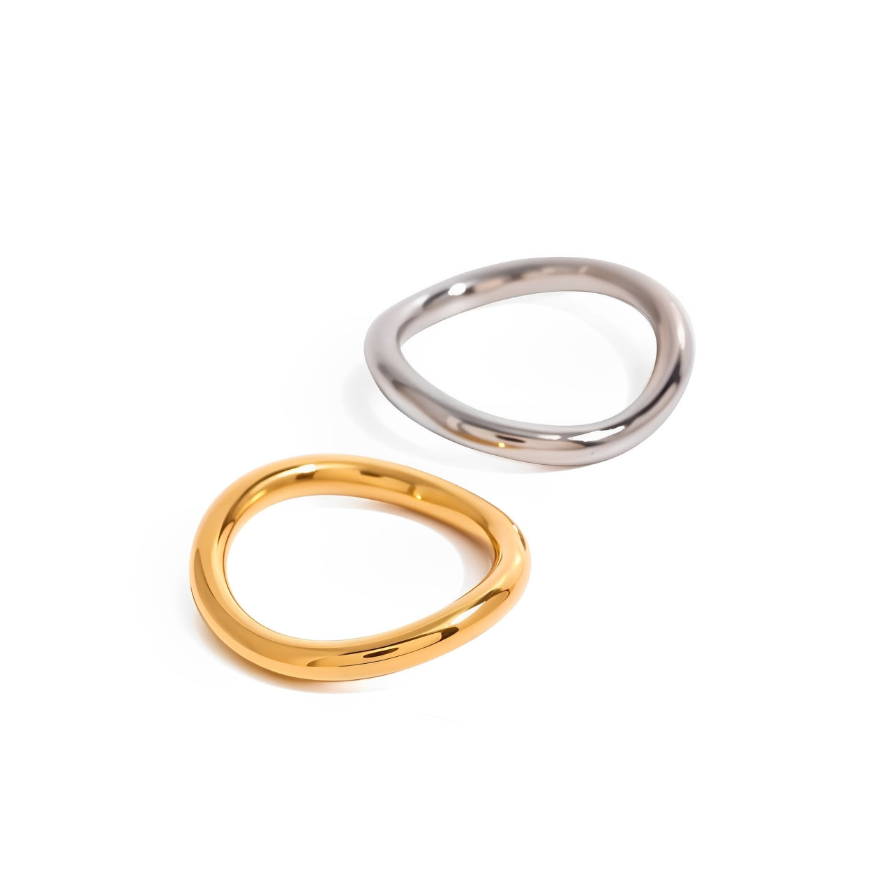 Set Fusion com dois anéis em aço inoxidável dourado e prateado, de design minimalista e contemporâneo.
