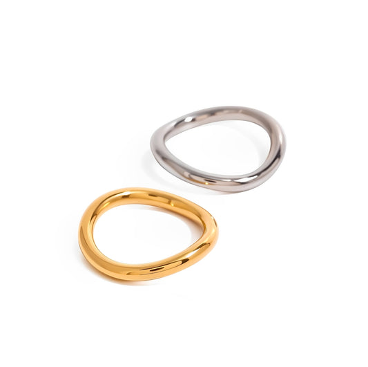 Set Fusion com dois anéis em aço inoxidável dourado e prateado, de design minimalista e contemporâneo.
