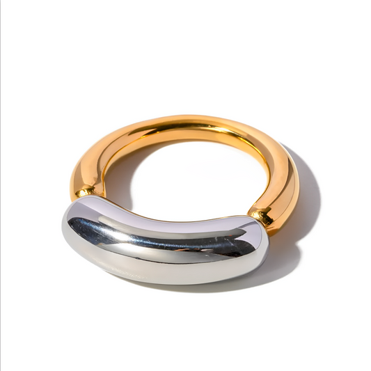 Anel Hera bicolor em dourado e prateado em aço inoxidável ajustável.
