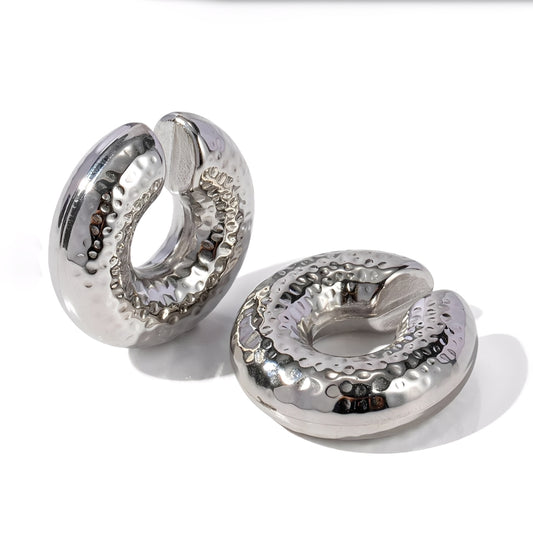 Earcuff Nox em aço inoxidável prateado martelado – Kaya and Olivia