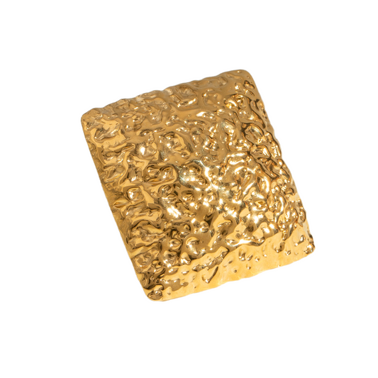 Anel Orum em aço inoxidável dourado, grande e texturizado, com design escultural.