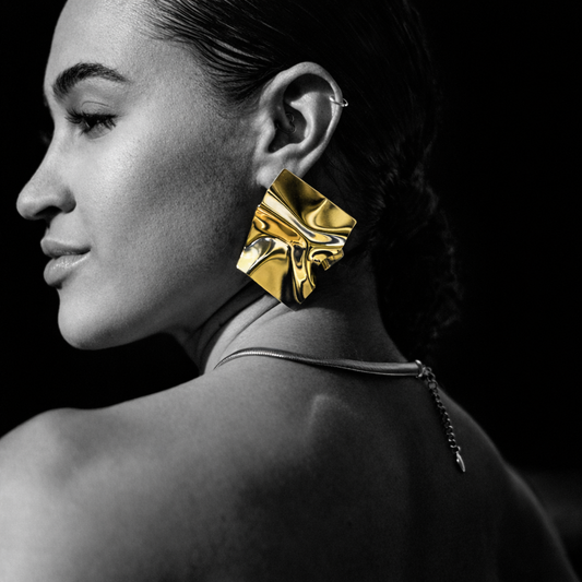 Modelo a usar o brinco Oceanic em aço inoxidável