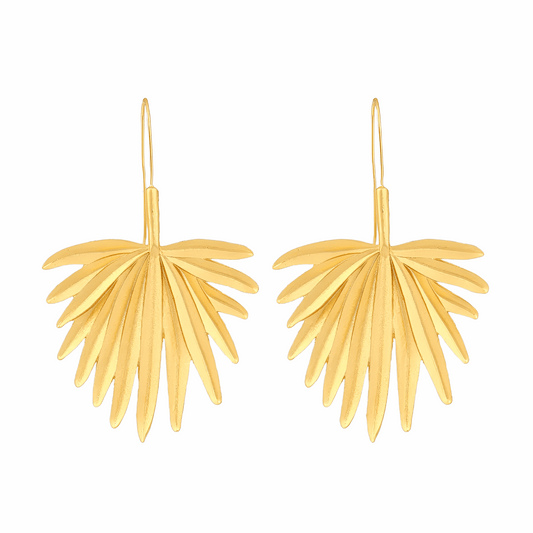Brincos Palm em aço inoxidável com design de folha de palmeira em metal dourado, leves e confortáveis.