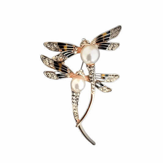 Pregadeira Dragonfly em aço inoxidável dourado com detalhes intrincados e pérolas sintéticas, inspirada no design de libélulas.