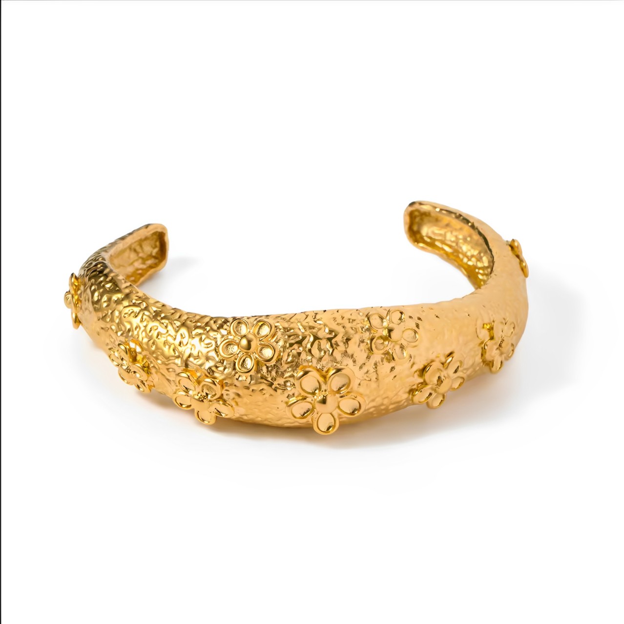 Pulseira Mia dourada com design texturizado e detalhes florais em relevo, fabricada em aço inoxidável.