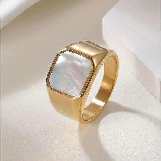 Anel masculino dourado com inlay de madrepérola – modelo THEMIS da Kaya and Olivia

