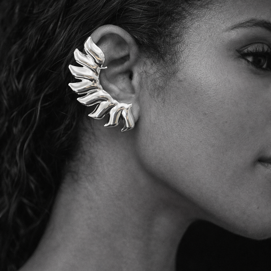 Modelo com cabelo preso a usar brincos Zigra longos e estruturados com design moderno e marcante