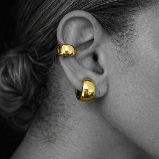 modelo a usar o par de earcuff dourado emaço inoxidavel solis