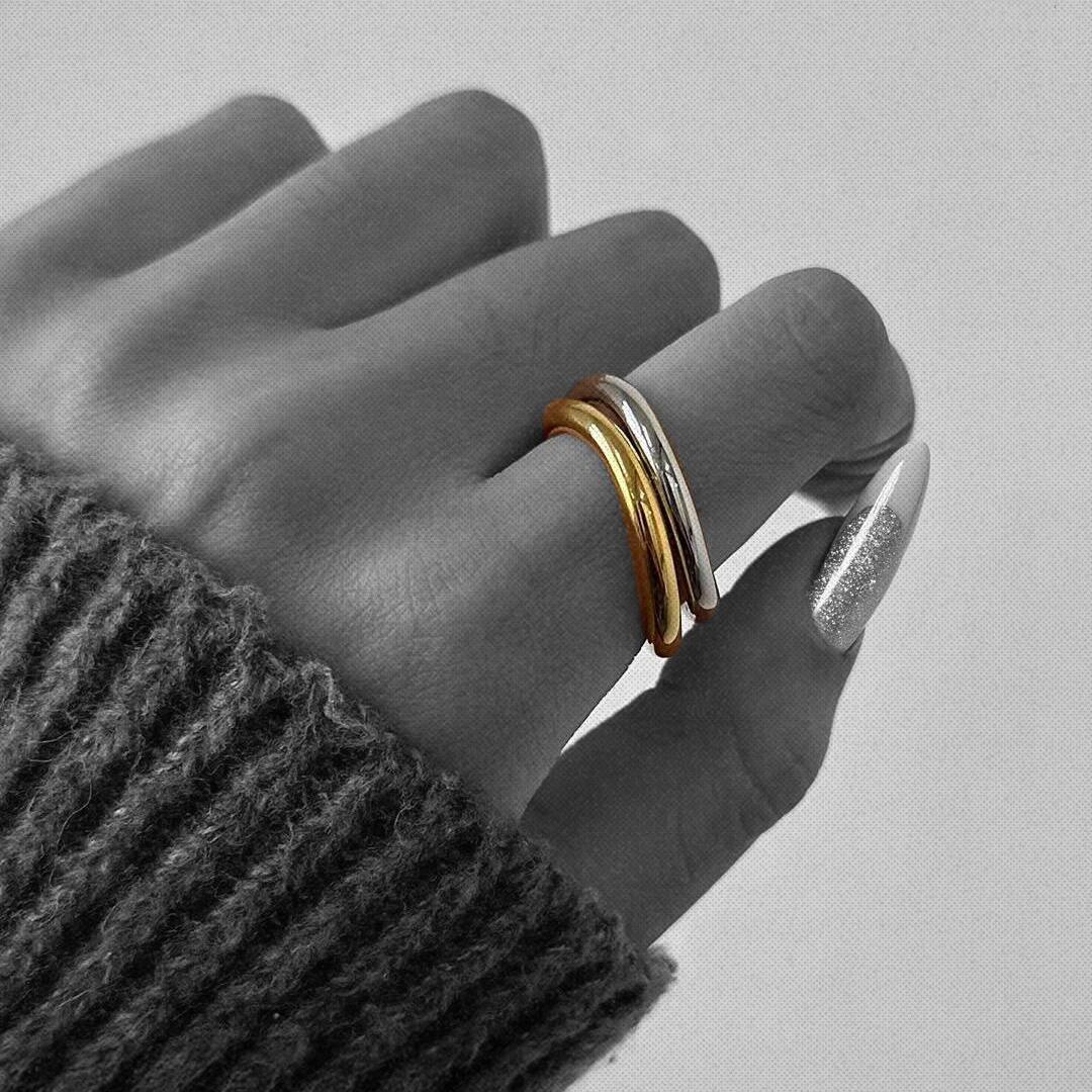 set of rings being used by a model