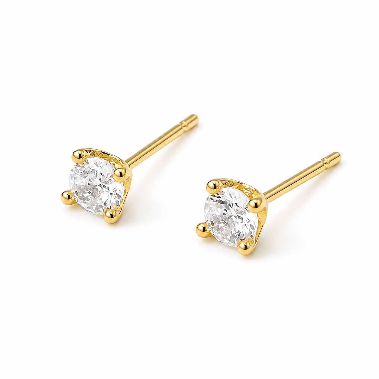 Brincos delicados em prata 925 banhados a ouro 14K com zircónia brilhante de 5 mm.
