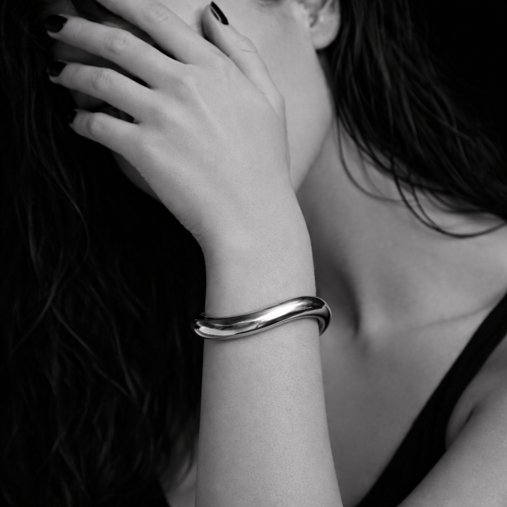 Modelo a usar a pulseira soho