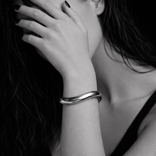 Modelo a usar a pulseira soho