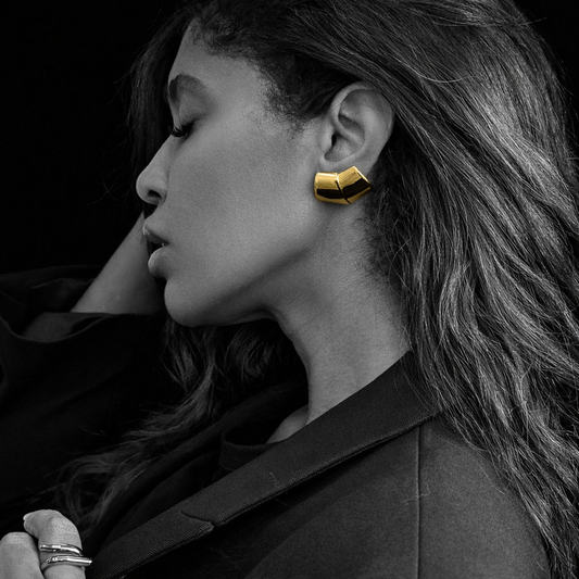 Modelo a usar o brnco geométrico Vanguard em dourado