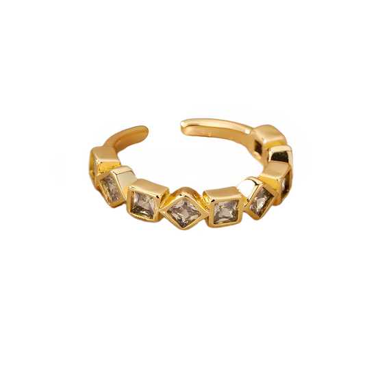 Anel Kaya dourado com nove pedras brilhantes disponíveis em rosa ou transparente, design em mosaico moderno.